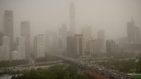 Le quartier des affaires de Pékin plongé dans un épais brouillard provoqué par une tempête de sable, le 4 mai 2017