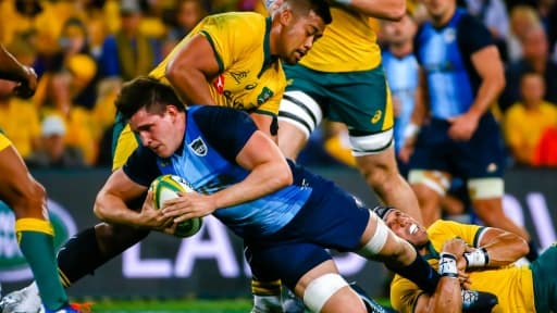 L'Argentin Tomas Lavaninitoma (en bas) est plaqué par l'Australien Christian Lealiifano lors du Rugby Championship, le 27 juillet 2019 à Brisbane