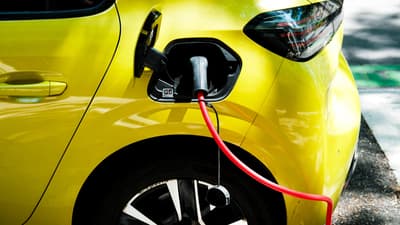 Une voiture électrique en cours de recharge sur une borne de recharge publique à Grenoble, en Isère, le 26 juin 2026 (photo d'illustration).