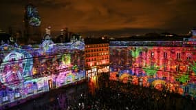 Projections lumineuses sur la mairie (g) et le musée d'Art moderne, place des Terreux à Lyon, lors de la Fête des lumières, le 8 décembre 2021