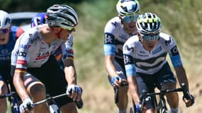 Nils Politt (à gauche) s'en prend à des coureurs qui tentent de s'échapper lors de la 16e étape du Tour de France, le 23 juillet 2025