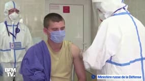 Un volontaire se fait inoculer le vaccin russe contre le Covid-19