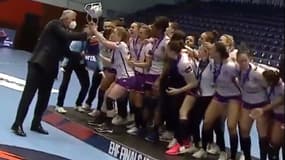 Les Nantaises soulèvent le trophée