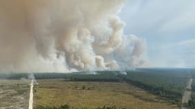 Vue aérienne de l'incendie de Saumos, en Gironde, fournie par le  Service départemental d'incendie et de secours (SDIS 33) le 13 septembre 2022 