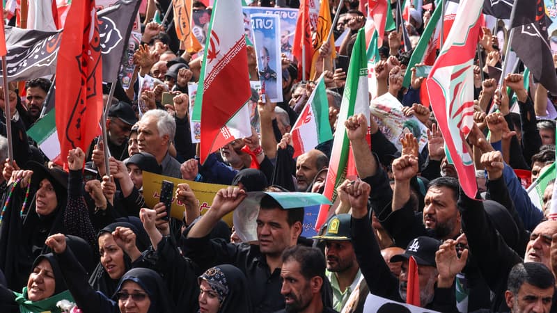 Des personnes en deuil assistent au cortège funèbre des commandants militaires et des scientifiques iraniens tués lors des frappes israéliennes sur la place Enghelab (Révolution) dans la capitale Téhéran, le 28 juin 2025.
