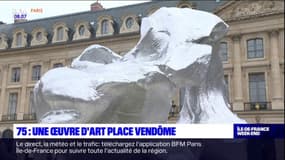 Paris: une œuvre d'art sur la place Vendôme