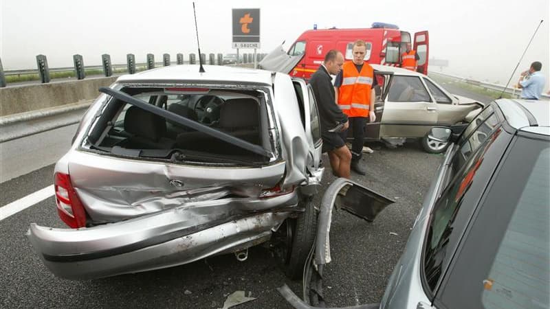 La mortalité sur les routes de France a baissé de 4,7% en juin par rapport à l'année dernière, avec 320 décès enregistrés contre 336 en juin 2011. /Photo d'archives/REUTERS/Pascal Rossignol