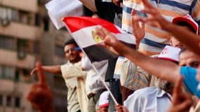 Partisans des Frères musulmans jeudi place Tahrir, au Caire. Des centaines de manifestants se sont rassemblés jeudi, pour le troisième jour consécutif, sur cette place symbolique de la révolution ayant abouti au renversement d'Hosni Moubarak au début de l