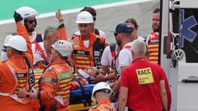 Francesco Bagnaia évacué sur civière lors du GP de Catalogne, le 3 septembre 2023.
