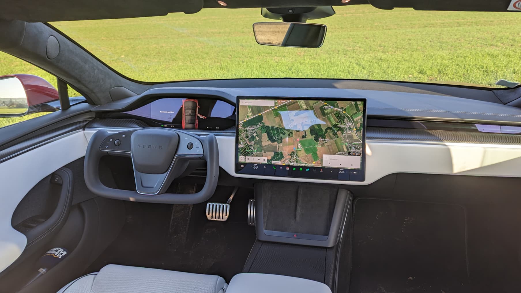 A l'intérieur de la Tesla Model S Plaid, avec son écran tactile 17 pouces et son volant "Yoke".