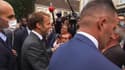 Emmanuel Macron entonne "L’École est finie" de Sheila avec des personnes venues le saluer