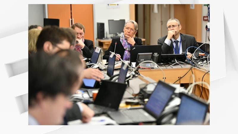 Elisabeth Borne assiste à une réunion au centre de veille du ministère de la Transition écologique à Paris, le 27 décembre 2019