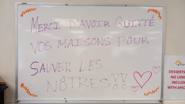 Photo des messages de remerciements laissés au Canada pour les pompiers français en août 2023.