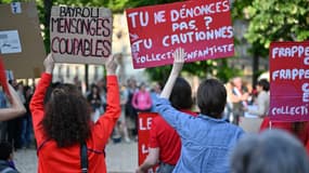 Deux manifestants lors d'un rassemblement contre les violences envers les enfants en lien avec l'affaire Bétharram, à Paris, le 14 mai 2025.