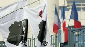Les drapeaux de la Corse et de la France