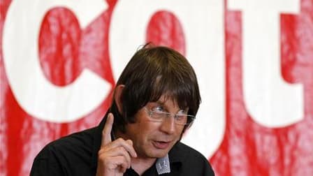 Le secrétaire général de la CGT, Bernard Thibault, a prédit que la journée de grève et de manifestations contre la réforme des retraites mardi en France serait "exceptionnelle". /Photo prise le 31 août 2010/REUTERS/Robert Pratta