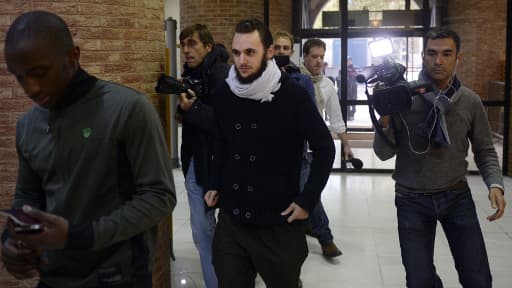 Michaël Khiri (au centre), à son arrivée le 20 septembre devant le tribunal correctionnel de Versailles.