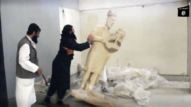 Des jihadistes de Daesh renversent une statue au musée de Mossoul, dans une vidéo diffusée en février 2015.