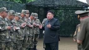 Le dirigeant nord-coréen Kim Jong-un s'adressant à des soldats lors d'un exercice de tirs d'artillerie sur un lieu inconnu en Corée du Nord le 24 juillet 2025.