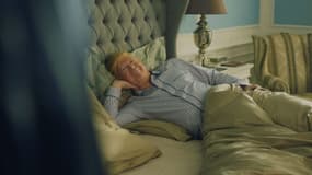 Un sosie de Donald Trump pose dans un lit, pour cette publicité