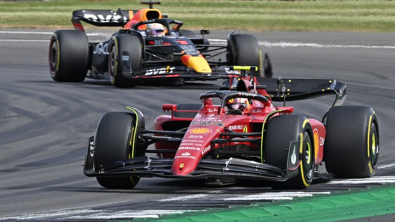 Sainz et Verstappen à la lutte dans un virage de Silverstone, le 3 juillet 2022