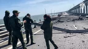 Des enquêteurs russes sur le pont de Crimée endommagé par une explosion, le 8 octobre 2022