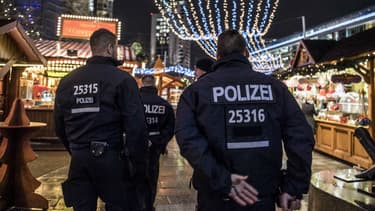 Des feux d'artifice explosent derrière la porte de Brandebourg à Berlin, le 1er janvier 2018.