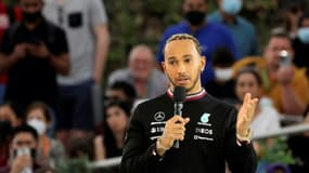 Le pilote Mercedes Lewis Hamilton s'exprimant à l'Expo Dubaï, le 14 mars 2022 