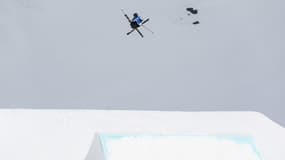 Un skieur freestyle. 