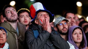 La déception d'un supporteur français à la fan zone (place de la Concorde) après la défaite du XV de France face à l'Afrique du Sud (28-29) en quart de finale de la Coupe du monde de rugby, le 15 octobre 2023