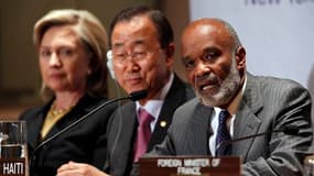 De gauche à droite, la secrétaire d'Etat américaine Hillary Ckinton, le secrétaire général de l'Onu Ban Ki-moon et le président haïtien René Préval. Les donateurs internationaux ont promis 9 milliards de dollars d'aide au total, dont 5,3 milliards sur les