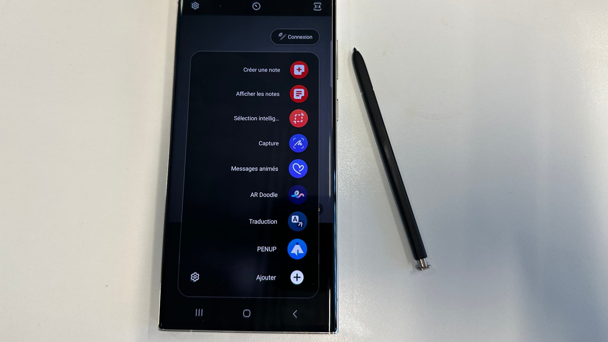 Le S-Pen profite de multiples fonctions qui s'affiche dès qu'on le retire du Galaxy S23 Ultra.