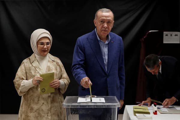 Recep Tayyip Erdogan vote au second tour de la présidentielle en Turquie, à Istanbul, aux côtés de son épouse Emine Erdogan, le 28 mai 2023