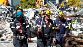 Secouristes australiens participant aux opérations de secours après le séisme qui a frappé mardi la ville de Christchurch, en Nouvelle Zélande. Le bilan s'élève désormais à 92 morts et 200 disparus, selon le Premier ministre John Key. /Photo prise le 24 f