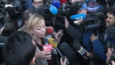 Sabine Kehm, la porte-parole de la famille Schumacher, lors d'une conférence express, devant le CHU de Grenoble, mercredi 1er janvier.