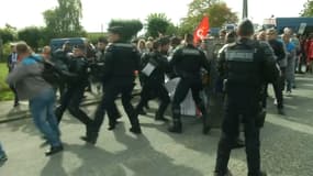 Les gendarmes mobiles ont repoussé les manifestants qui voulaient rencontrer le chef de l'État.