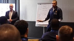 Kylian Mbappé pendant la causerie avant France-Croatie en Ligue des nations