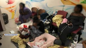 Des femmes et leurs bébés squattent une salle d'attente de l'hôpital Lariboisière.