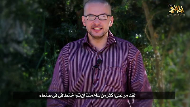 Extrait d'une vidéo de propagande montrant un homme présenté comme l'Américain Luke Somers, 33 ans, pris en otage dans la capitale yéménite Sanaa  il y a plus d'un an.