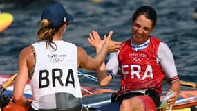 Charline Picon fête sa médaille de bronze avec la Brésilienne Patricia Freitas aux JO de Tokyo, le 31 juillet 2021