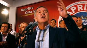 Milo Djukanovic, le chef de file du Parti démocratique des socialistes (DPS), aux affaires depuis 23 ans au Monténégro, a revendiqué la victoire à l'issue des élections législatives de dimanche. /Photo prise le 14 octobre 2012/REUTERS/Stevo Vasiljevic