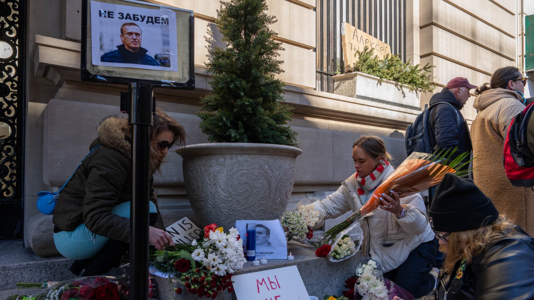 Des fleurs sont déposées en hommage à Alexeï Navalny devant le consulat russe à New York, aux États-Unis, le 16 février 2024