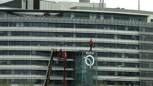 Denis Josselin sur un fil tendu entre les deux rives de la Seine, ce dimanche 6 avril à Paris.