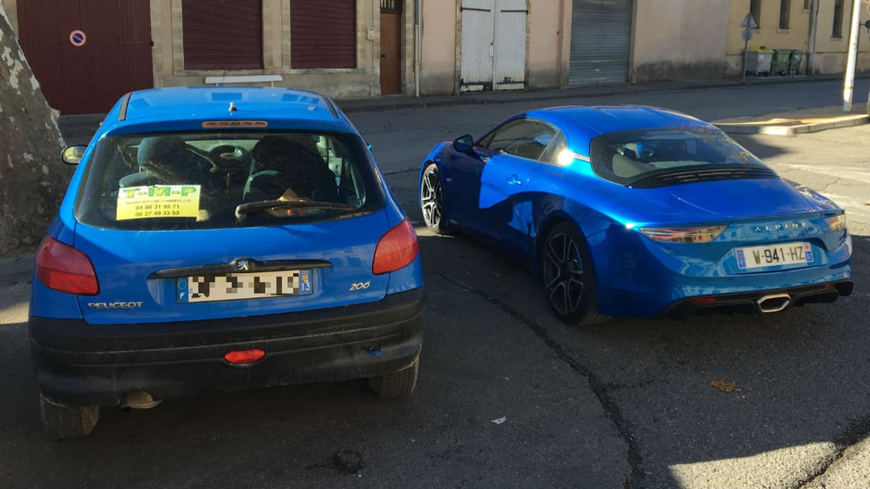 Stricte 2 places, très basse, la nouvelle Alpine fait passer n'importe quelle compacte pour une grosse voiture.
