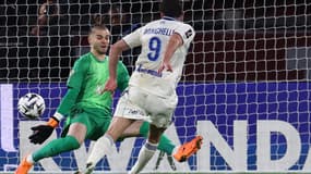 Joaquin Panichelli marque avec Strasbourg contre Lucas Chevalier du PSG, le 17 octobre 2025