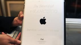 L'iPad ayant appartenu au pape François, vendu aux enchères à Montevideo, la capitale de l'Uruguay, le 14 avril 2015