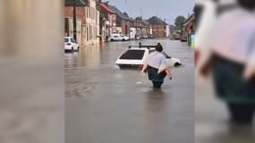 Une voiture tentant de circuler lors d'une inondation de la ville de Bohain-en-Vermandois (Aisne), le 23 juillet 2025.