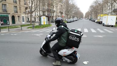 Un coursier Uber Eats livre à Paris, le 22 mars 2020