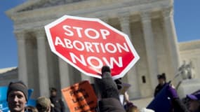 Des militants anti-avortement manifestent devant la Cour suprême le 2 mars 2016 à Washington
