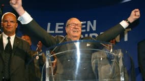 Le président du Front national et candidat à l'élection présidentielle de 2002 Jean Marie Le Pen exulte après l'annonce des premières estimations des résultats du premier tour des élections, le 21 avril 2002 à Saint-Cloud à son quartier général
